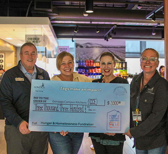 Группа женщин, улыбающихся